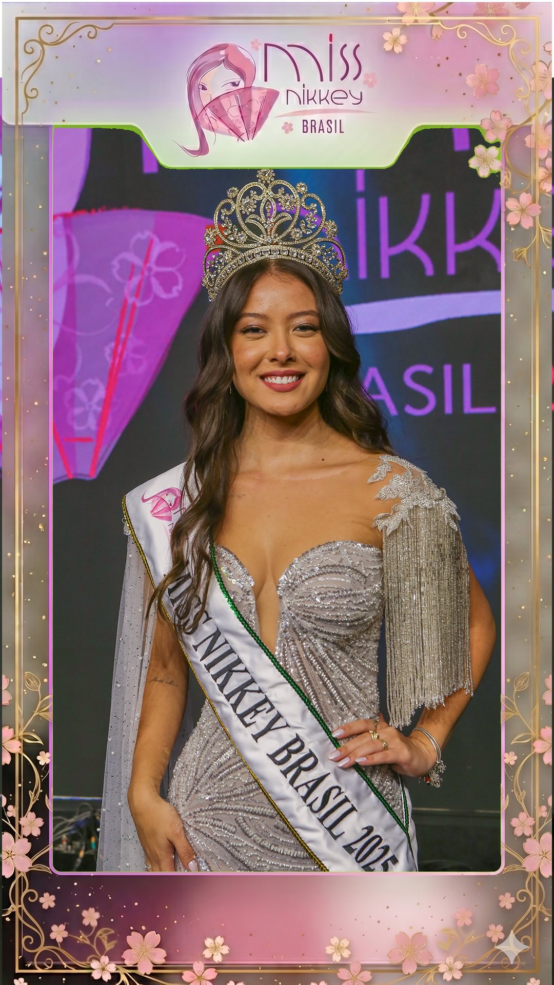 👑✨ Ana Luiza Umada brilhou em 2025... E a contagem regressiva para 2026 já começou!

Com carisma, determinação e muito orgulho de suas raízes, Ana Luiza representou o Distrito Federal e conquistou a coroa de Miss Nikkey Brasil 2025. Hoje, ela abre o coração neste depoimento sobre a sua trajetória desde a coroação, o amadurecimento e todas as mudanças marcantes que essa experiência trouxe para a sua vida!

🌸 Agora, o momento mais esperado do ano se aproxima novamente!

A grande final do Miss Nikkey Brasil 2026 será no dia 11 de julho, sábado, no Palco Principal do 27º Festival do Japão, reunindo as mais belas representantes de todo o país em uma celebração inesquecível de tradição, elegância, o retorno do desfile de Kimono Furisode e muita representatividade nikkei.

📅 Você está pronto para torcer — e se emocionar com as torcidas de todo o Brasil?
Quem será a próxima a fazer parte desta linda história e receber a coroa das mãos da Ana Luiza?

🔥 Nos vemos na grande final!

27º Festival do Japão
📅 10 a 12 de julho de 2026 (Final do Miss Nikkey no dia 11/07, sábado)
📍 São Paulo Expo – Rod. dos Imigrantes, km 1,5 – SP
🎟️ Garanta já seu ingresso e saiba mais em: festivaldojapao.com e missnikkey.com.br
🎉 Traga a família e os amigos e viva essa experiência única!